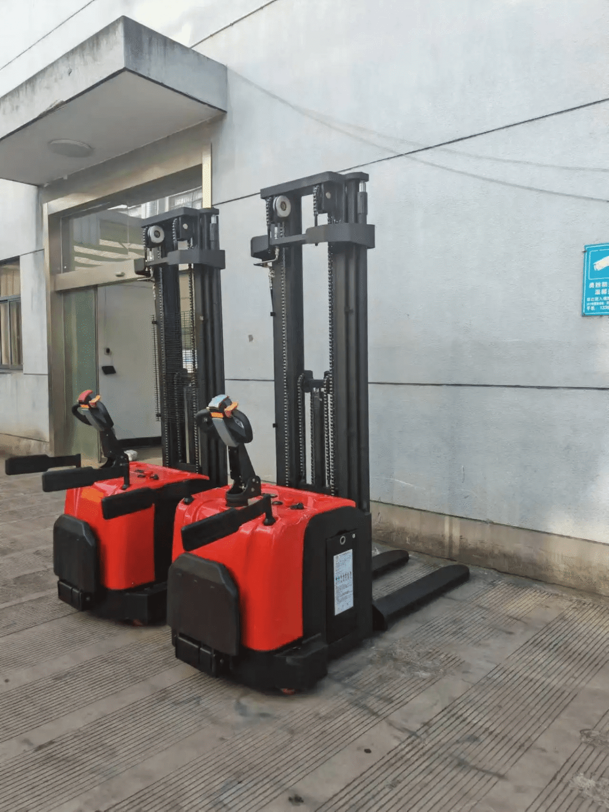 Apilador eléctrico con plataforma y protectores laterales ES-A01E-...PP 2