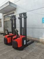 Apilador eléctrico con plataforma y protectores laterales ES-A01E-...PP 2