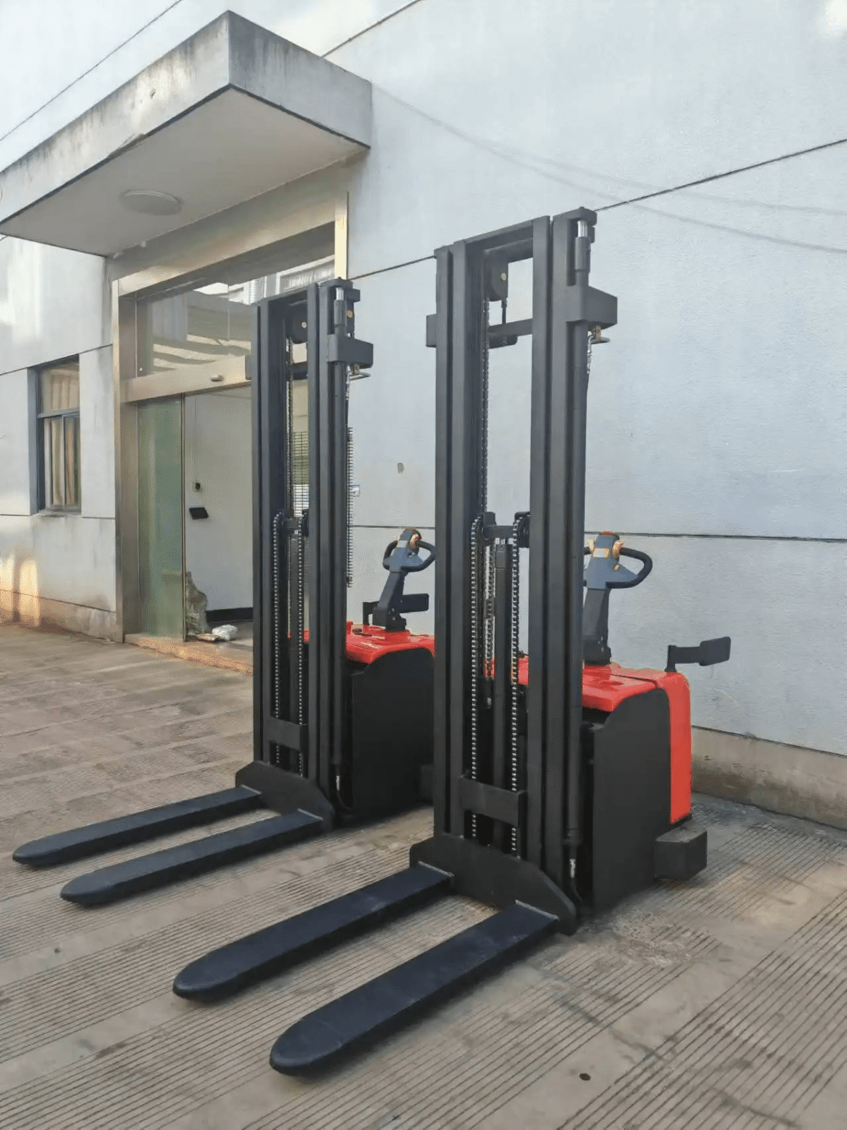 Apilador eléctrico con plataforma y protectores laterales ES-A01E-...PP 3