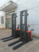 Apilador eléctrico con plataforma y protectores laterales ES-A01E-...PP 3