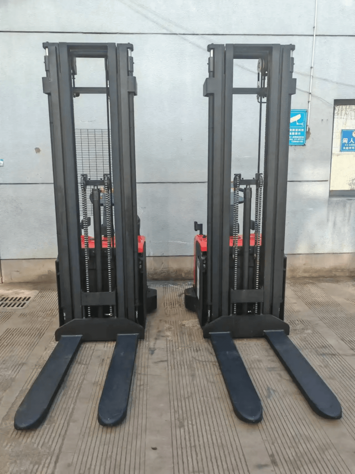 Apilador eléctrico con plataforma y protectores laterales ES-A01E-...PP 4