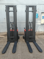 Apilador eléctrico con plataforma y protectores laterales ES-A01E-...PP 4