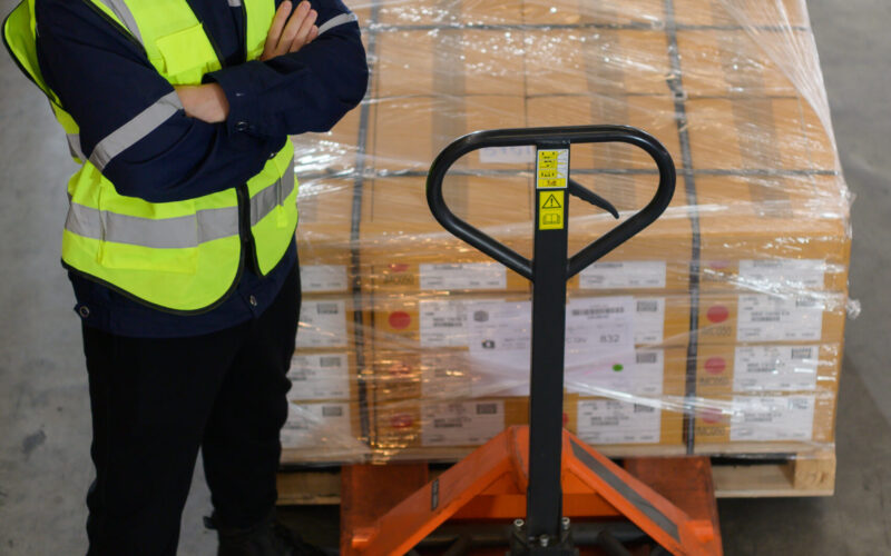 Errores comunes al elegir una transpaleta y cómo evitarlos